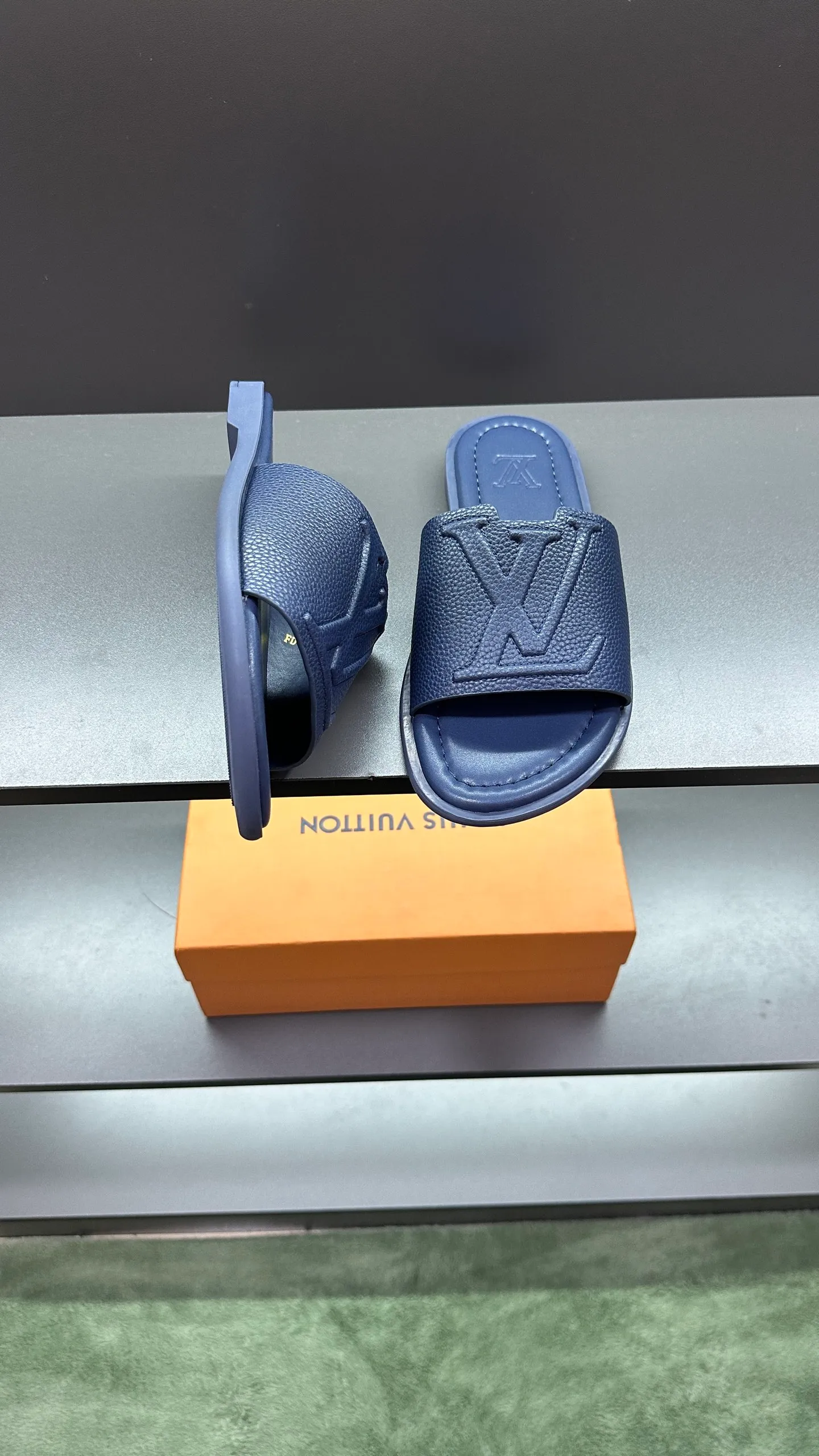 P280 🔍Top purchasing agent LV men's spring and summer slippers counter synchronized. The uppers are made of cowhide fabric imported from Italy, with logo graphics and high-quality craftsmanship. The soles are: original soles specially provided by the original factory. Exclusive molded soles are super comfortable. Original factory follow-up orders. 🔍🔍High quality. You can enter and exit the counter at will. Welcome to compare. Size 38-45